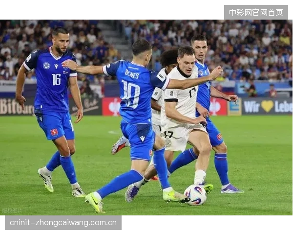 德尚手握三名顶级中卫，或根据对手特点排出三中卫阵型以增强禁区内的对抗能力。